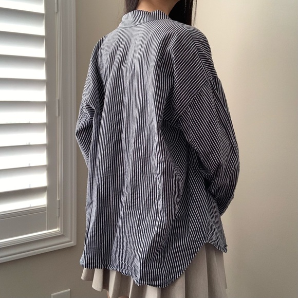 🖤 STRIPED BUTTON UP 🖤 - Picture 3 of 7
